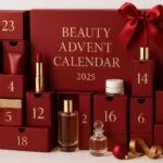 Un calendario de adviento granate con cajas numeradas y productos de cosmética, con el logo "Beauty Advent Calendar 2025"