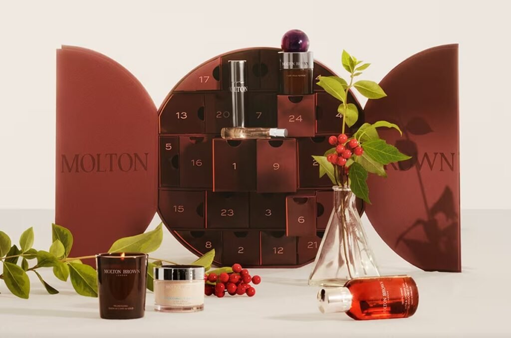La caja y algunos de los productos del Calendario de adviento Molton Brown 2026