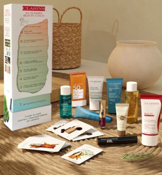 La caja y los productos del set My Summer Beauty Coach de Clarins