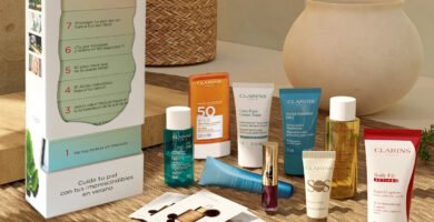 La caja y los productos del set My Summer Beauty Coach de Clarins