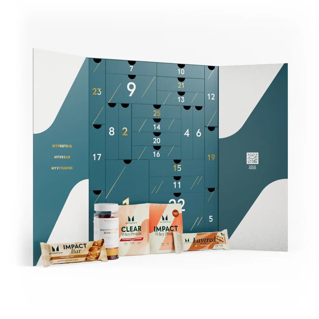 El interior del Calendario de Adviento Myprotein 2024 con algunos de sus productos El interior del Calendario de Adviento Myprotein 2024 con algunos de sus productos