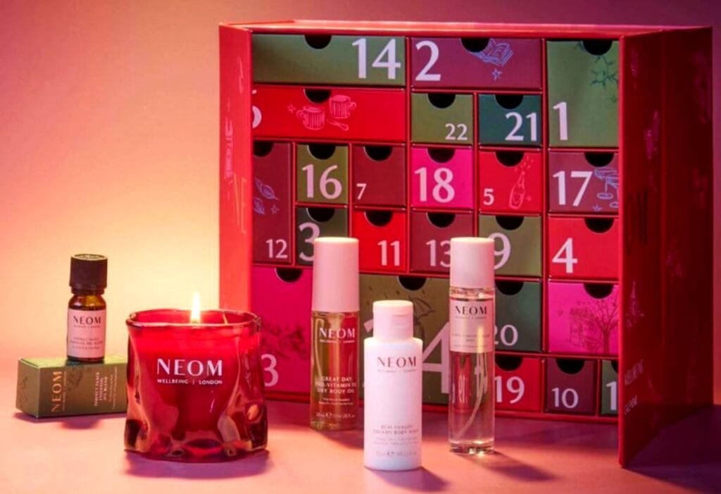 La caja y algunos de los productos del Calendario de adviento NEOM 2026