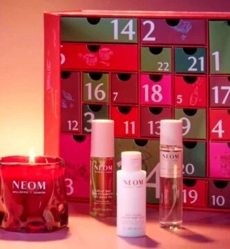 Calendario de adviento NEOM 2026: lista de espera abierta 3 La caja y algunos de los productos del Calendario de adviento NEOM 2026