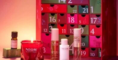 La caja y algunos de los productos del Calendario de adviento NEOM 2026