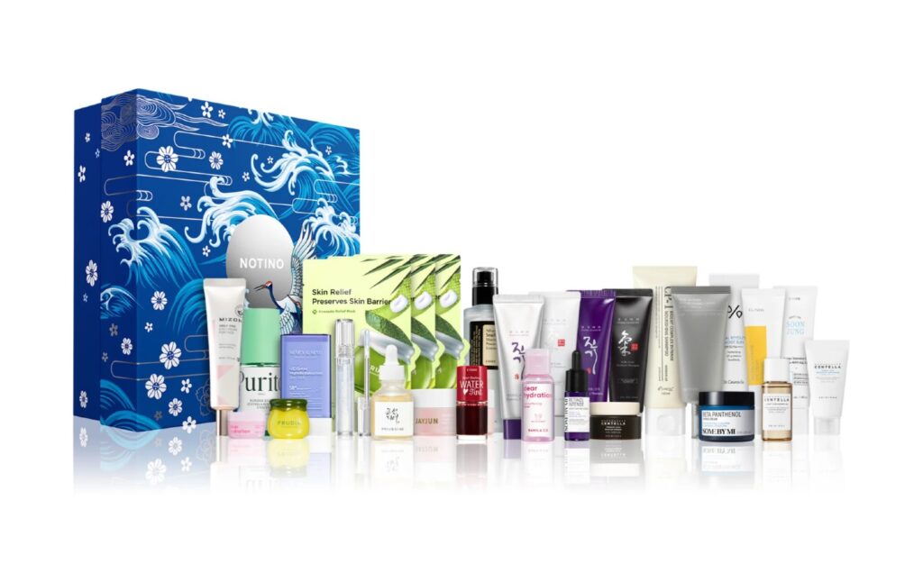 La caja azul y los productos del Calendario de Adviento Notino Korean Beauty 2024