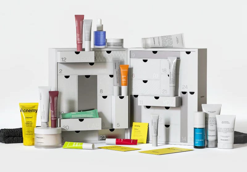 La caja y los productos del Calendario de adviento Niche Beauty Lab 2025