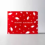 La caja del calendario, roja y con el logo de la marca