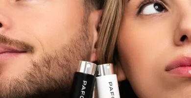 Calendario de Adviento Pafory 2025, ya en preventa al precio más barato que tendrá 3 Un chico y una chica en primer plano junto a frasquitos con la marca Pafory