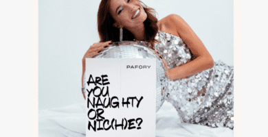 Una modelo posa con la caja del Calendario de adviento Pafory 2025