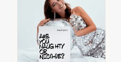 Una modelo posa con la caja del Calendario de adviento Pafory 2025