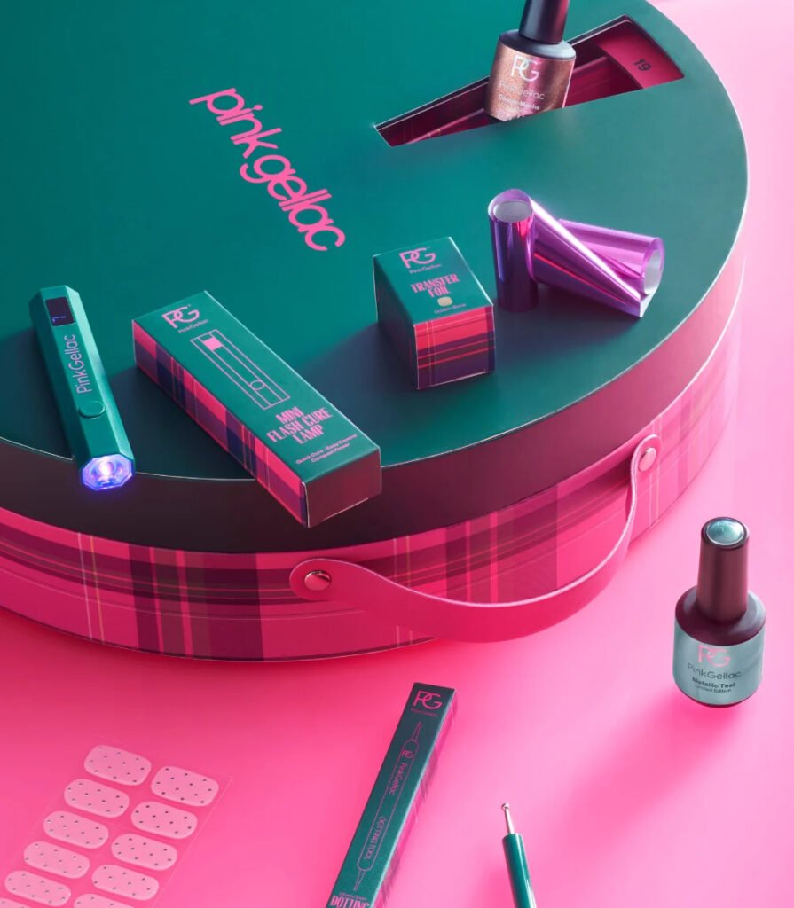 La caja y algunos productos del Calendario de adviento Pink Gellac 2026