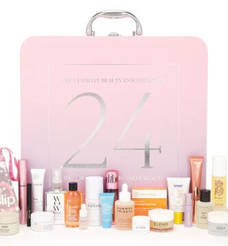 El maletín rosa y los productos del Calendario de Adviento Revolve 2024