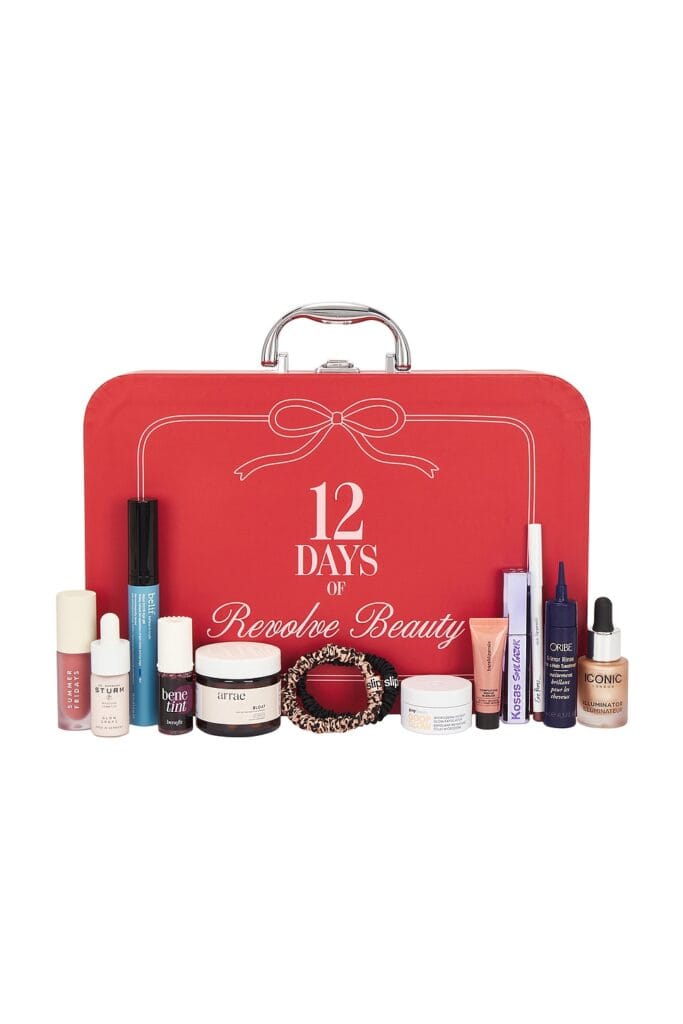 La caja y los productos del Calendario de adviento Revolve Beauty 2025 de 12 días