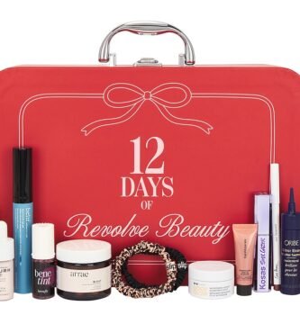 La caja y los productos del Calendario de adviento Revolve Beauty 2025 de 12 días