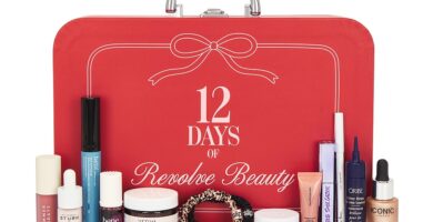 La caja y los productos del Calendario de adviento Revolve Beauty 2025 de 12 días