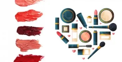 Un corazón hecho con artículos de maquillaje y muestras de pintalabios a la izquierda