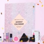 La caja y productos del Calendario de Adviento Revolution 2024