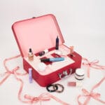 La maleta y los producros del Calendario de adviento Revolve Beauty 2025 de 12 días