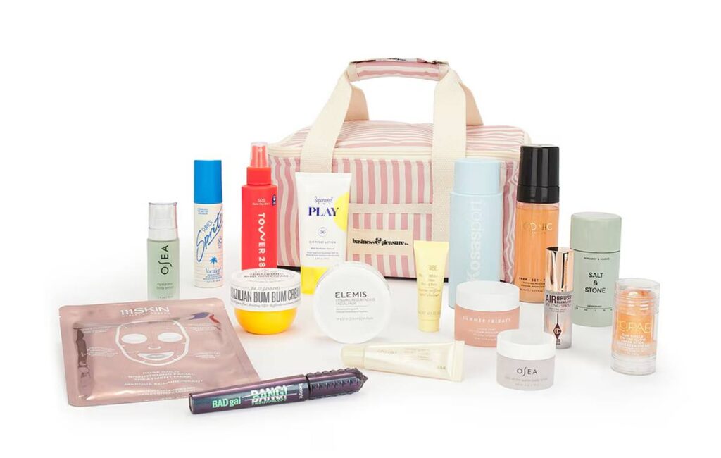 La bolsa de la Revolve Summer Beauty Bag junto a los 18 productos que ofrece