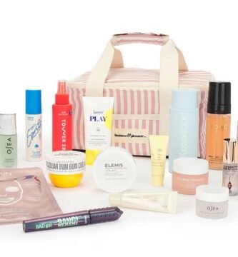 La bolsa de la Revolve Summer Beauty Bag junto a los 18 productos que ofrece