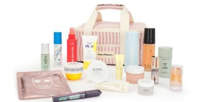 La bolsa de la Revolve Summer Beauty Bag junto a los 18 productos que ofrece