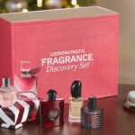 Los cinco perfumes junto a la caja del Set de descubrimiento de fragancias festivas para mujer de Lookfantastic