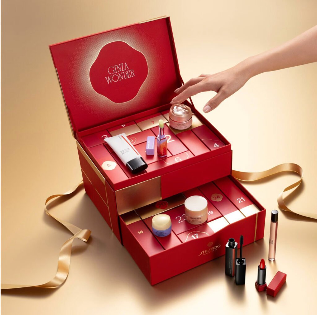 Calendario de adviento Shiseido 2026 La caja y algunos de los productos del Calendario de adviento Shiseido 2026
