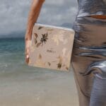 Una modelo con el Calendario de Adviento Purelei 2024 pegado a la cintura