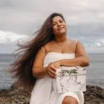 Una mujer posa con la caja del Calendario de Adviento Purelei 2024