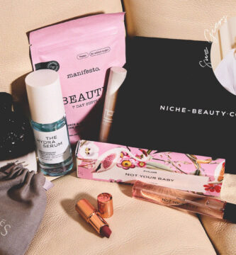 La caja y los productos de la So Sue Box junto a una foto de Sue Giers, quien los ha seleccionado