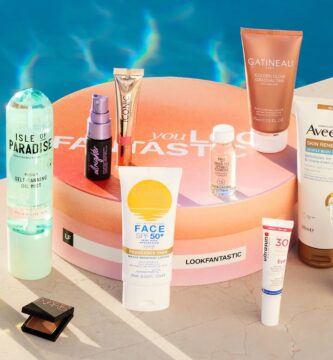 La caja y los 11 productos del Summer Heroes de Lookfantastic 2024 en el borde de una piscina