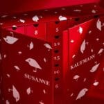 La caja del calendario de adviento Kaufmann, roja y con el logo de la marca