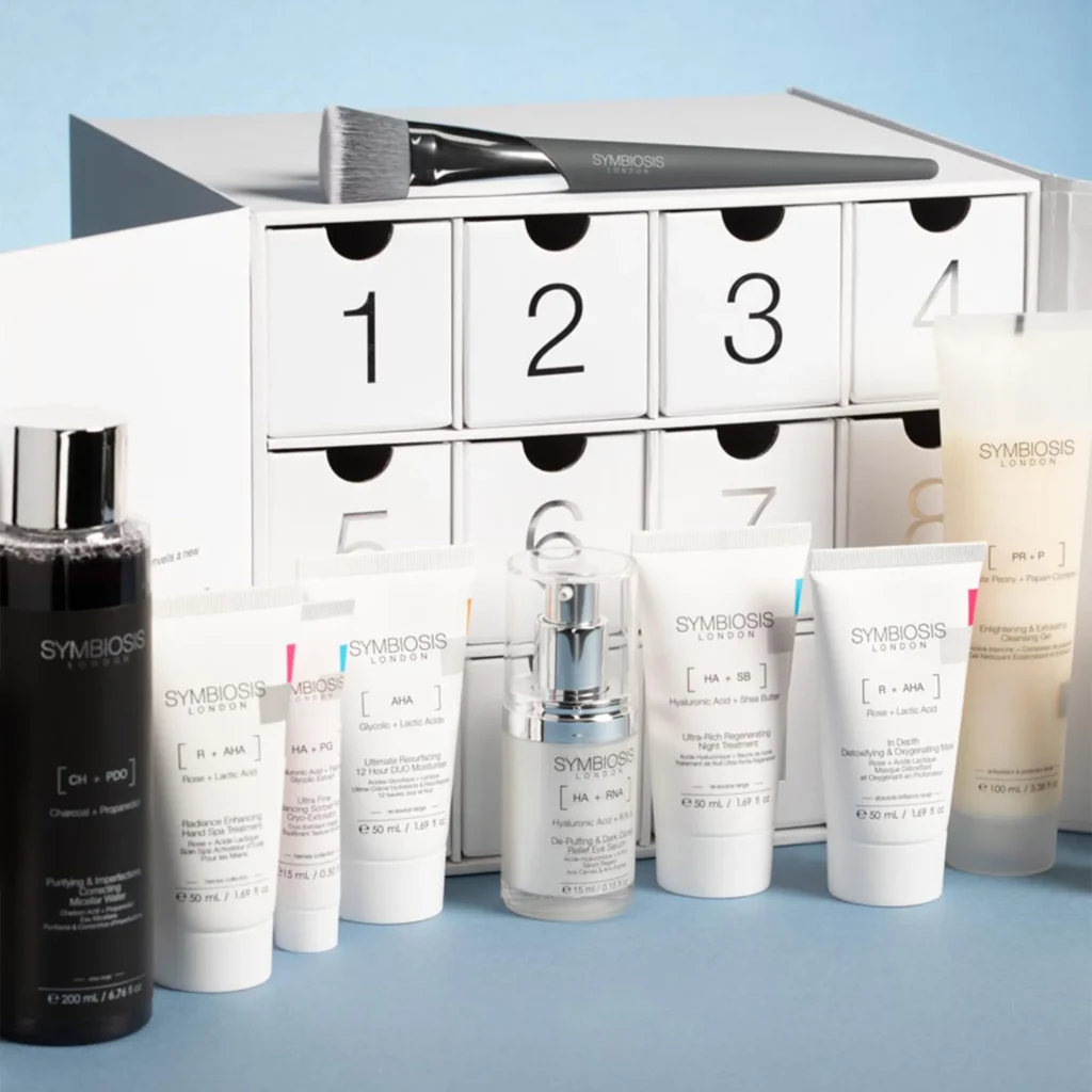 La caja y los productos del Calendario de adviento Symbiosis Skincare 2025