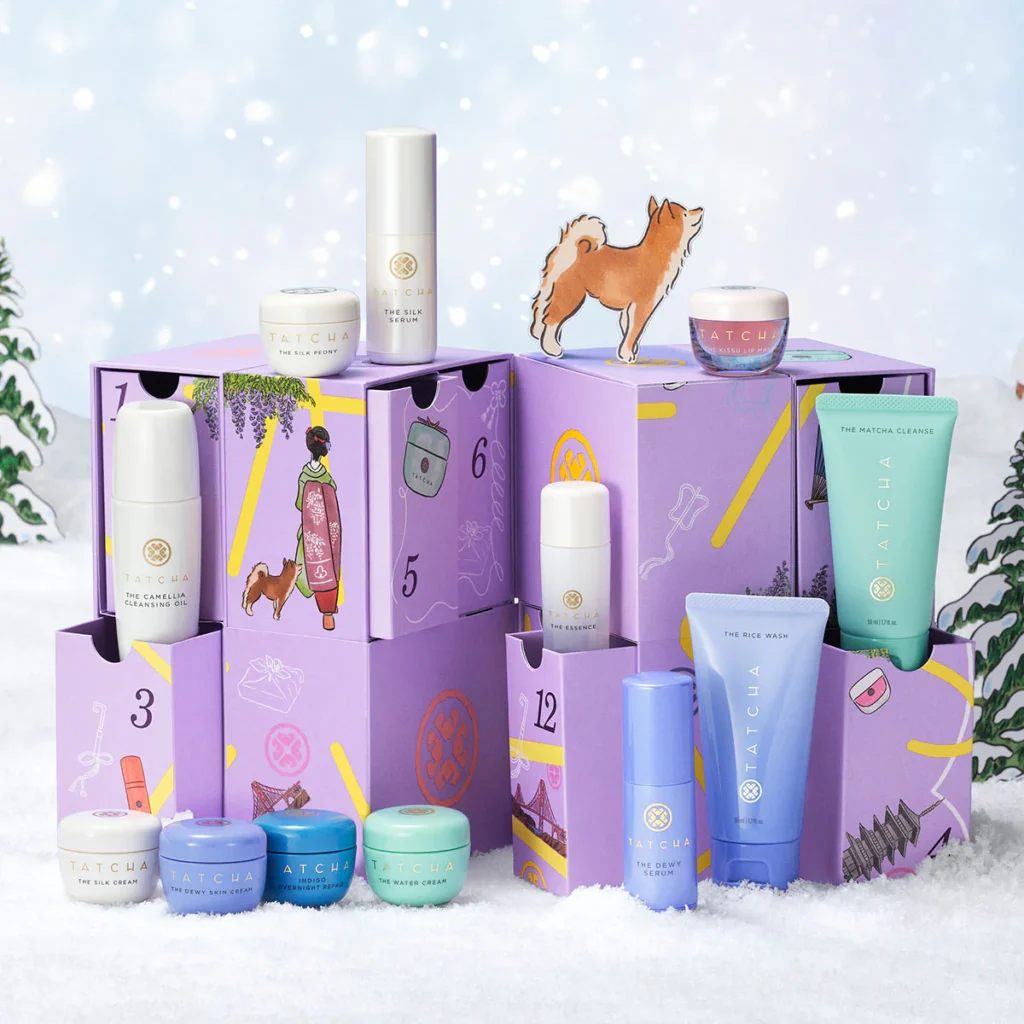La caja abierta y los productos del Calendario de adviento Tatcha 2025
