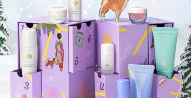La caja abierta y los productos del Calendario de adviento Tatcha 2025