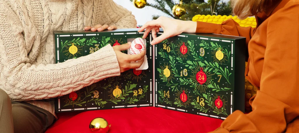 Un hombre y una mujer descubren una de las sorpresas del Calendario de adviento Tenga 2025