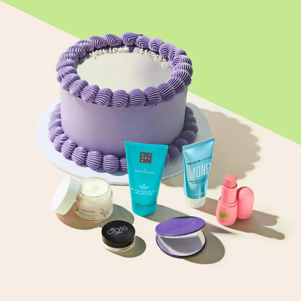 The Box de Lookfantastic 10º Aniversario, por solo 17 euros 1 La caja con forma de tarta de cumpleaños de The Box Lookfantastic 10 aniversario