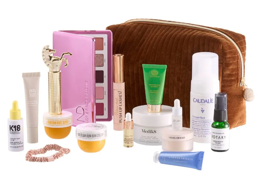 El bolso de terciopelo marrón y los productos incluidos en The Cult Bag of Tricks 2024 de Cult Beauty