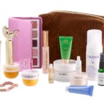 El bolso de terciopelo marrón y los productos incluidos en The Cult Bag of Tricks 2024 de Cult Beauty