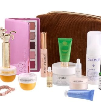 El bolso de terciopelo marrón y los productos incluidos en The Cult Bag of Tricks 2024 de Cult Beauty