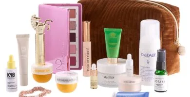 El bolso de terciopelo marrón y los productos incluidos en The Cult Bag of Tricks 2024 de Cult Beauty