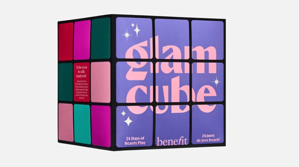 La caja del The Glam Cube, el Calendario de Adviento Benefit 2025 de 24 productos, presentado en forma de cubo de Rubik