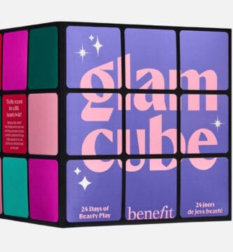 La caja del The Glam Cube, el Calendario de Adviento Benefit 2025 de 24 productos, presentado en forma de cubo de Rubik