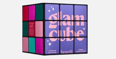 La caja del The Glam Cube, el Calendario de Adviento Benefit 2025 de 24 productos, presentado en forma de cubo de Rubik