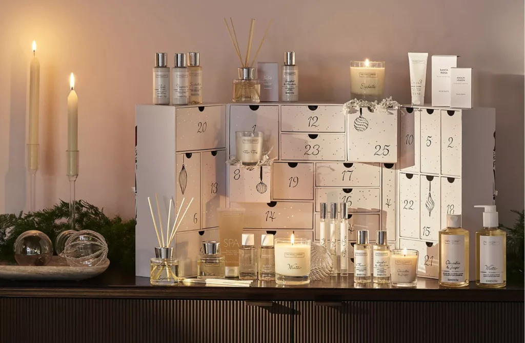 La caja y los productos del Calendario de adviento The White Company 2025 La caja y los productos del Calendario de adviento The White Company 2025