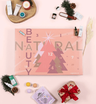 La caja en tonos rosa pastel del Calendario de Adviento VeganBox 2024 "Natural Beauty" y algunos de sus productos
