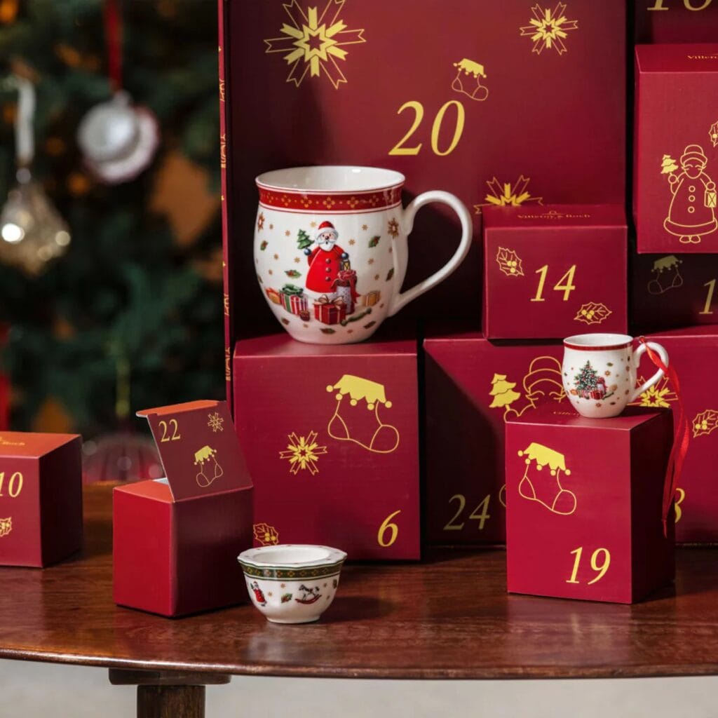 Detalle de la caja y algunas de las cerámicas del Calendario de adviento Villeroy & Boch 2025