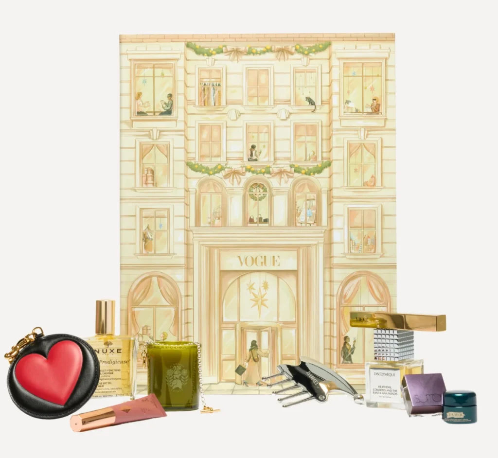 La caja y algunos de los productos del Calendario de adviento Vogue 2025