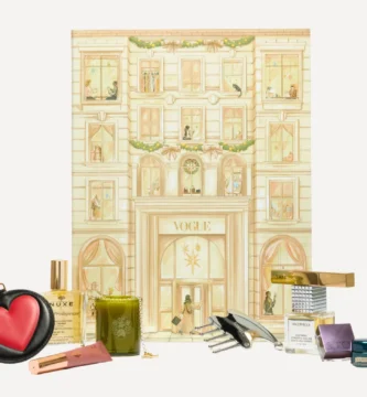 La caja y algunos de los productos del Calendario de adviento Vogue 2025