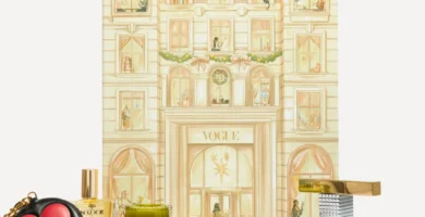 La caja y algunos de los productos del Calendario de adviento Vogue 2025